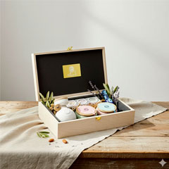 Premium Griekse Cadeaudoos met EVOO, tijmhoning en pistachenoten uit Aegina